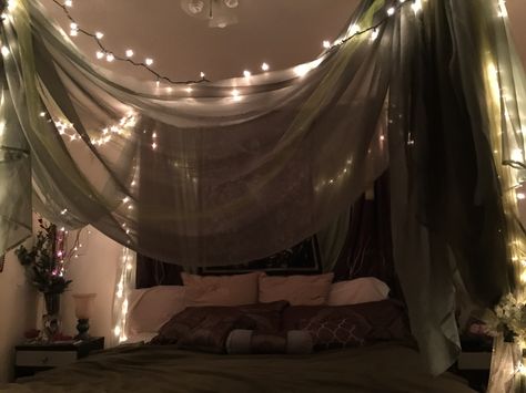 Dark Green Bed Canopy, Sage Green Canopy Bed, How To Hang Canopy Over Bed, Bed Canopy Corner, Bed Canape Ideas, Green Canopy Bed Curtains, Small Bed Canopy, Bed Tent Aesthetic, Dark Bed Canopy