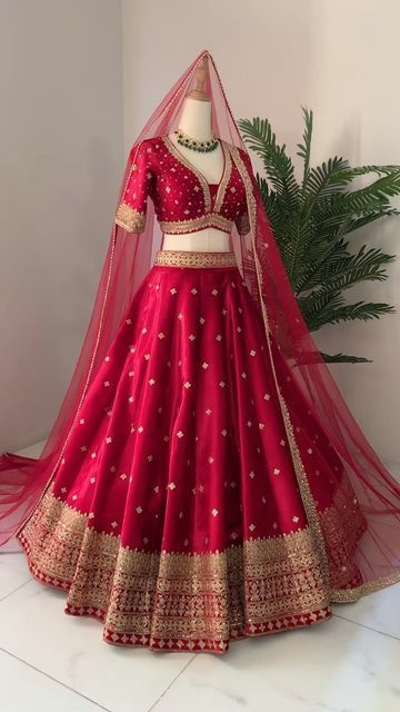 Latest Bridal Lehenga Designs, Best Indian Wedding Dresses, Red Lehenga Choli, Pengantin India, Simple Lehenga, Red Bridal Dress, Bridal Lehenga Designs, Latest Bridal Lehenga, Cotton Lehenga