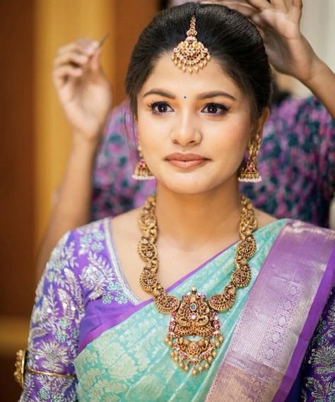 South Indian Wedding Hairstyles, South Indian Wedding Saree, Bridal Hairstyle Indian Wedding, Hair Style On Saree, Gold Haram, No Makeup Makeup, Engagement Hairstyles, Traditional Hairstyle, Bridal Hair Buns