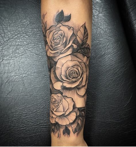 Rose Tattoo Half Sleeve Lower Arm, Roses Half Sleeve Tattoo, Rose Hand Tattoo Woman, Cool Henna Tattoos, Half Sleeve Rose Tattoo, Wolf Tattoos For Women, Arm Tattoos Black, Side Wrist Tattoos, Body Tattoo Design