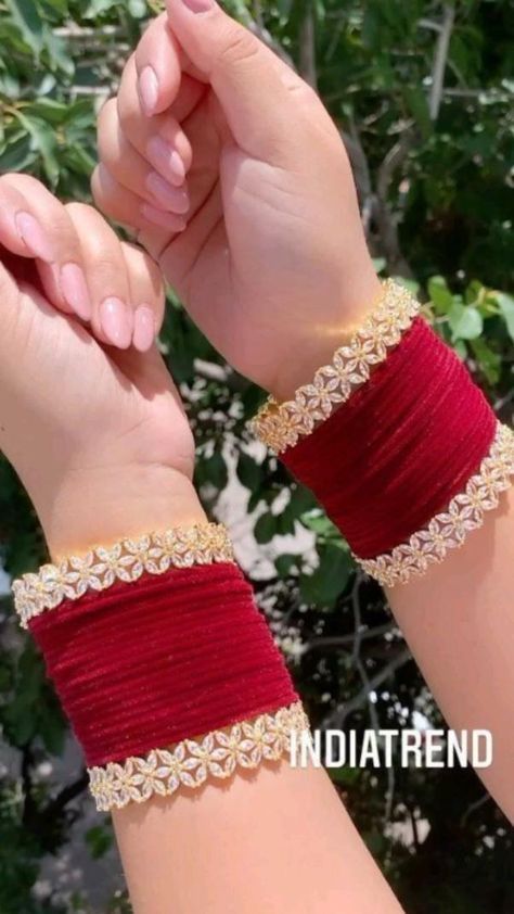 Bangles Styling Ideas, Bangles With Lehenga, Chudi Set Design, Bridal Bangle Set Indian, Chooda Designs Brides, Choora Bangles Bridal, Choora Designs, Bridal Bangles Wedding, Kangan Design