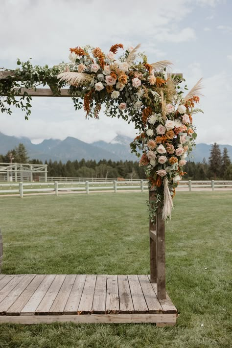 Rustic wedding in Montana Rustic Arch, Boho Wedding Colors, Rustic Mountain Wedding, Summer Wedding Ceremony, Rusting Wedding, Western Themed Wedding, Neutral Wedding Flowers, Wedding Archway, Rustic Farm Wedding