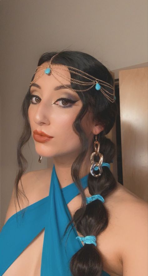 Princess Jasmine Inspired Makeup, Princess Jasmine Inspired Prom Dress, Princess Jasmine Adult Costume, Jasmine Costume Makeup, Princess Yasmin Costume, Alladin Costume Ideas, Jasmine Hairstyle Princess, Long Hair Costumes Halloween, Genie Hairstyle