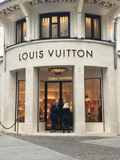 Designer Brand Aesthetic, Luxury Shopping Aesthetic, Louis Vuitton Aesthetic, Lv Store, Cafe Logo Design, Cracked Wallpaper, Luxury Lifestyle Aesthetic, Louis Vuitton Store, Louis Vuitton Shop