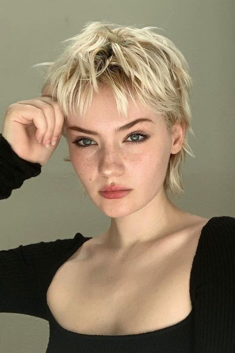 Braided Graduation Hairstyles, Messy Haircut, Short Spiky Hairstyles, Alice Cullen, Spiky Hair, Graduation Hairstyles, Blonde Pixie Cuts, Very Short Hair, Trending Haircuts