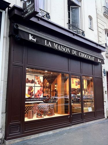 La Maison du Chocolat Display Visual Merchandising, Chocolate House, Retail Facade, Chocolate Stores, Shop Facade, Shop Sign Design, Luxury Chocolate, Shop Fronts, Shop Front Design