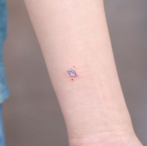 Tiny Planet Tattoos, Planets Saturn, Saturn Tattoo, Tattoo Star, Father Tattoos, Gem Tattoo, Medical Tattoo, Ear Tattoo Ideas, Inspirational Tattoo