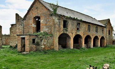 Top tips for converting barns and rural buildings - Country Life Converted Outbuildings, Rural Farmhouse, Rural Housing, Bank Barn, Cow House, Stone Cottages, Best Barns, Converted Barn, Country Barns