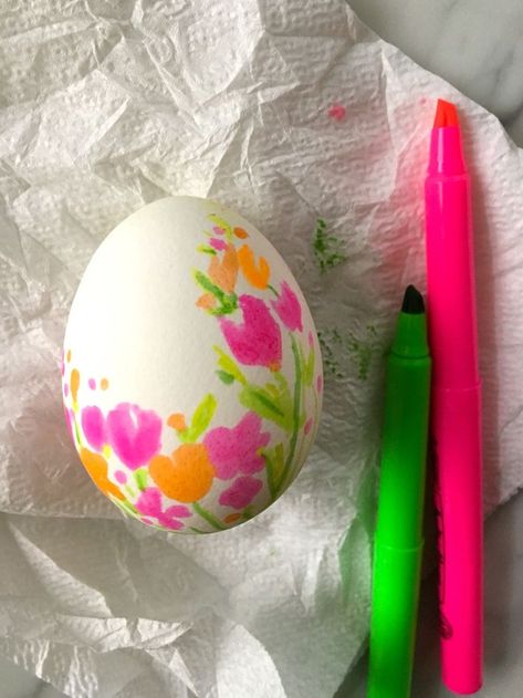 Floral highlighter pen decorated egg Drawing Series, Creative Easter Eggs, Diy Ostern, Easter Tablescapes, Spring Easter Crafts, Highlighter Pen, Easter Egg Designs, Easter Crafts Diy, Egg Designs