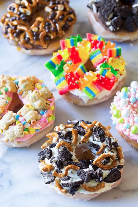 Dunkin' Donuts, Donat Glaze, Donut Decorating Ideas, Donut Toppings, Donuts Donuts, Doughnut Shop, Donut Decorations, Homemade Donuts, Delicious Donuts