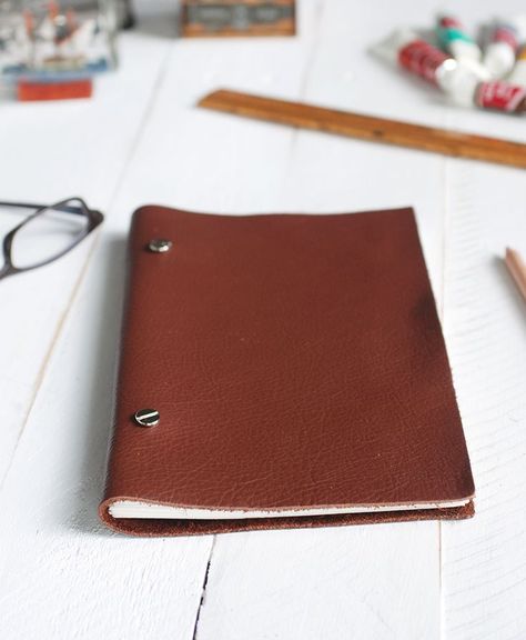 DIY: Leather Sketchbook Crea Cuir, Diy En Cuir, Diy Buch, Leather Sketchbook, Diy Bricolage, Creation Deco, Father's Day Diy, Diy Journal, Leather Books