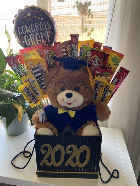 Teddy Bear Gift Wrapping Ideas, Diy Graduation Gifts For Boyfriend, Graduation Box Ideas, Grad Gift Basket Ideas, Gift Basket With Balloons, Bf Graduation Gift, Graduation Basket Ideas For Her, Boyfriend Graduation Gift Ideas, Graduation Basket Ideas