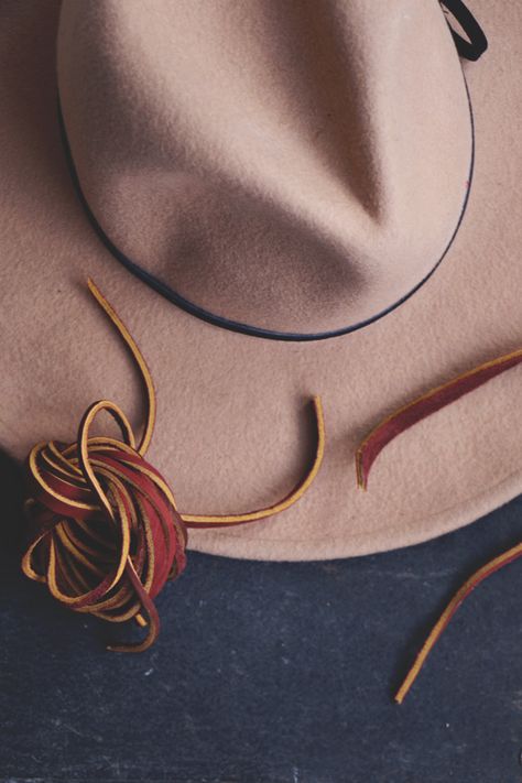 Diy Cowboy Hatband, Diy Hat Bands Fabric, Diy Felt Hat Band, How To Make A Feather Hat Band, Straw Hat Band Ideas, Hat Trimming Ideas, Leather Hat Bands Diy, Diy Leather Hat Band, Hat Feathers Diy