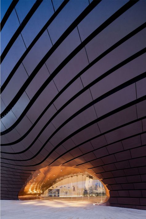 Riverside Museum, Architecture Cool, Mad Architects, Interesting Buildings, Zaha Hadid, Gothic Architecture, Futuristic Architecture, Design Museum, Beautiful Architecture