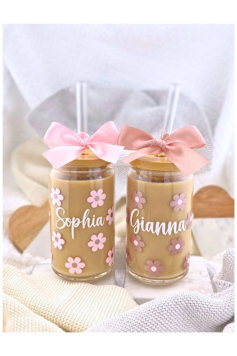 Boho Bridal Shower Ideas Party Favors, Class Cup Design, Custom Cups Ideas, Custom Glass Cups, Cute Cursive Font, Glass Cup Design, Sweet 16 Party Favors, Painting Glass Jars, Trendy Water Bottles