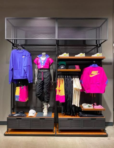 Sport Visual Merchandising, Nike Visual Merchandising, Visual Merchandising Displays Clothing, Nike Display, Retail Display Ideas, Visual Merchandising Fashion, Shoe Store Design, Clothing Store Displays, Decoration Vitrine