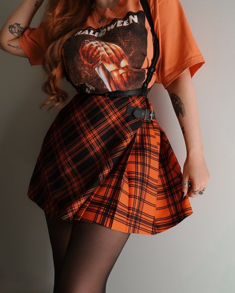 📙🖤🎃 Choose your pumpkin spice plaid outfit & swipe to get your Spooky Season read!!! 🎃🖤📙 🧡 3 x pumpkin plaid outfits with the @blackmilkclothing Halloween Bites collection! These orange plaid pieces will be haunting you very soon, starting with the first drop on the 3rd Sept 👀👻 Let me know which outfit/book combo you chose in the comments! . There’s nothing that makes me happier than making Spooky Season content, and BlackMilk always delivers some of the first exciting spooky ‘fits to make ... Orange Looks Outfit, Spooky Fashion Aesthetic, Cute Spooky Outfits, Spooky Outfit Ideas, Halloween Style Outfits, Cute Halloween Outfits For Women, Aesthetic Styles Outfits, Cute Orange Outfit, Black And Orange Outfit