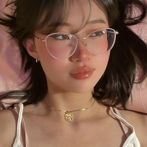 Asian Glasses, Different Eyeliner Styles, Glasses For Round Faces, Typography Tattoo, Glasses Inspiration, Clear Glasses Frames, Soft Makeup Looks, Glasses Makeup, Eyeliner Styles