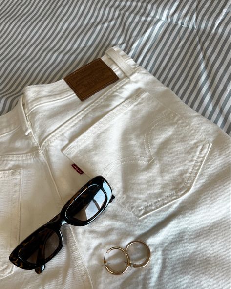 Clean Girl Outfit Ideas, White Feed Instagram, White Outfit Aesthetic, Clean Girl Outfit, Basic Aesthetic, Girl Outfit Ideas, Photo Social Media, Insta Layout, Details Aesthetic