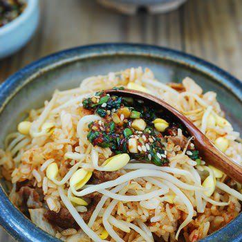 Kongnamul bap -rice with soybean sprouts Kongnamul Bap, Asain Noodles, Boil Rice, Soybean Sprouts, Korean Bapsang, Koreansk Mad, Rice Sauce, Bean Sprout Recipes, Rice Meat