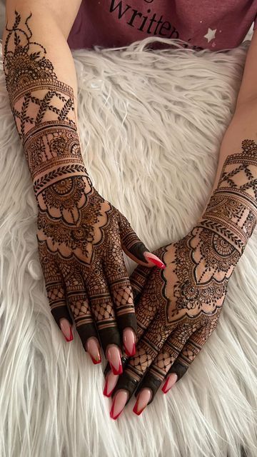 Henna Designs Bridal Mehndi, Beautiful Mehendi Bridal, Bridal Henna Back Hand Design, Bridal Henna Inside Hand, Bride Henna Design, Mehndi Designs For Nikkah Bride, Mehndi For Brides, Bride Mendhi Designs, Mehndi Designs Simple Bridal