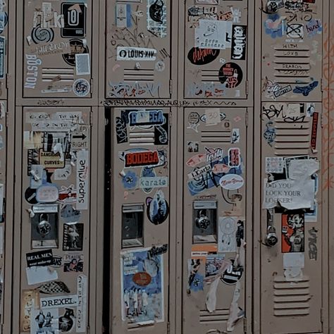 Victorious School Aesthetic, Locker Board Ideas, Victorious Locker Ideas, Highschool Locker Aesthetic, Blue Lockers Aesthetic, Locker Aesthetic Grunge, Locker Stickers Aesthetic, Grunge High School Aesthetic, Anime Locker Ideas