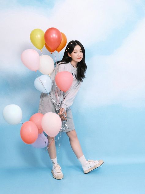 Poses With Balloons, Body Perspective, Balloon Photo, Pose Art, Holding Balloons, Creative Photoshoot, Reference Pics, 1 November, Birthday Inspo