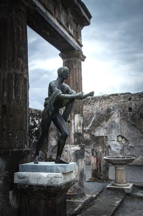 Pompeii Aesthetic, Pompei Italy, Dark Academy Aesthetic, Academy Aesthetic, Ancient Pompeii, Ancient Discoveries, Pompeii Ruins, Pompeii Italy, Sunken City