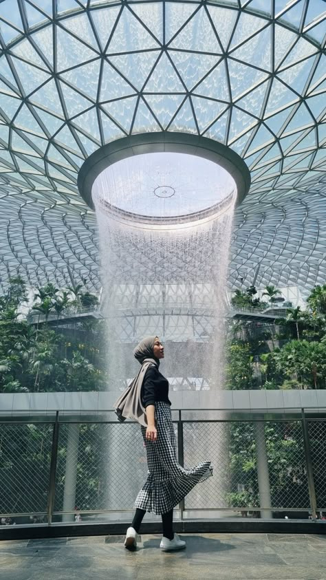 Jewel Changi Airport Photoshoot, Hongkong Outfit Travel, Singapore Photoshoot, Singapore Aesthetic, Keliling Dunia, Little India Singapore, Singapore Outfit, Jewel Changi Airport, Singapore Vacation