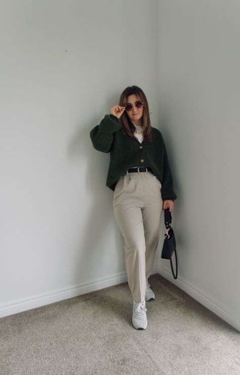 Winter Outfits Aesthetic Petite, Business Casual Outfits For Women Gen Z, Business Casual Teenage Girl, Bcba Work Outfit, Physiotherapist Outfit, Business Casual Young Women, Green Cardigan Outfit Aesthetic, Buisnesscore Outfit Women, Cute Office Outfits Young Professional