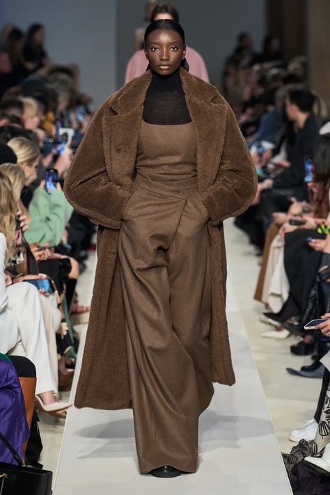 Fall Coat Outfit, Coat Outfit Casual, Winter Coat Outfits, Fall 2023 Ready To Wear, 2023 Ready To Wear, Trendy Fall, Fall 2023, Fashion Show Collection, Marchesa