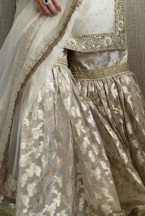 White Wedding Gharara, White Gharara Designs, Banarsi Garara Design, White Gharara Pakistani, Party Wear Makeup Look, Banarsi Gharara Designs, White Garara Dress, Organza Garara, Chatapati Gharara