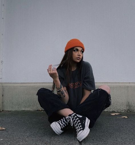 @maddii.nghtmre Poses With Beanie, Binie Hat Style, Beanie Outfits For Women, Fall Beanie Outfit, Bennie Outfits, Orange Beanie Outfit, Beanie Outfit Street Style, Wintry Outfits, Black Beanie Outfit