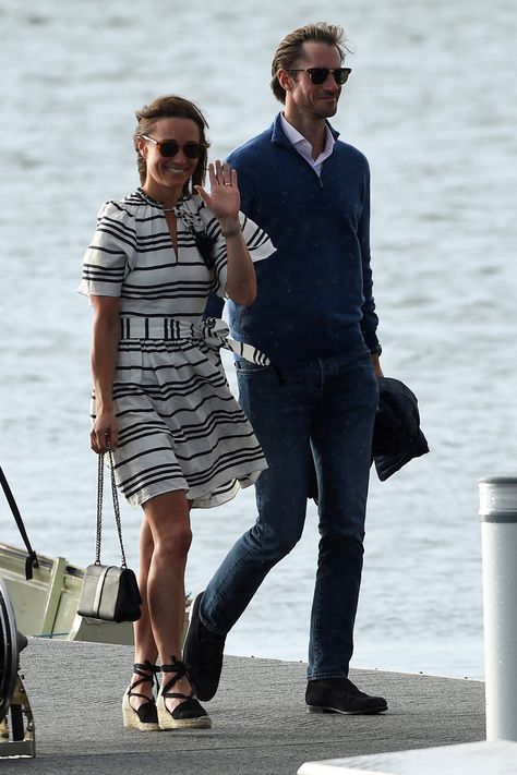 Pippa Middleton Wearing the Same Tie-Up Espadrille Wedges How To Wear Espadrilles, Pippa Middleton Photos, Espadrilles Outfit, Pippa Middleton Style, Pippa And James, Wedges Outfit, Herzogin Von Cambridge, Castaner Espadrilles, Black Espadrilles Wedges