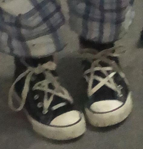 Star Laced Converse, Pentagram Converse, Pentagram Shoe Laces, Star Lace Converse, Converse Star Laces, Beaded Laces On Shoes, Alt Converse, Dirty Converse Aesthetic, Converse With Stars