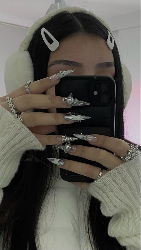 Selfie With Nails Ideas, Nail Pic Inspo Aesthetic, Selfie With Nails, Nail Selfie Ideas, Opiumcore Nails, Nail Pose Ideas, Nailfie Ideas, Nail Poses, Nails Selfie