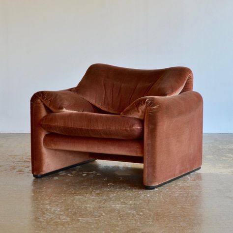 Unique Sofa, Vico Magistretti, Sofa Sets, Arm Chairs, Furniture Inspiration, Interior Furniture, Interior Inspo, Recliner Chair, Furniture Ideas