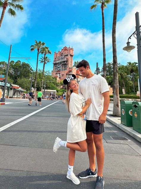 Disney Outfits For Guys, Hollywood Studios Couple Pictures, Disney Boyfriend Pictures, Disney Trip With Boyfriend, Cute Couple Disney Pictures, Universal Couple Pictures, Disney World Couple Photos, Disney Couple Photo Ideas, Disney World Pictures Ideas Couple