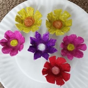 Make These Pretty Recycled Egg Carton Flowers For Mom | Easy Spring Craft for Kids - Sweet n Sour Toddlers Hospital Craft, Egg Crate Flowers, Majčin Dan, Construction Paper Flowers, Flower Wall Decoration, Egg Carton Flowers, Diy Gifts For Mothers, Carton Diy, Diy Gifts To Make