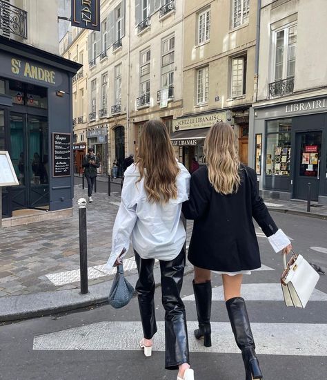 Paris France Paris Girl Aesthetic, Paris Girls Trip, Friends In Paris, Paris Photo Ideas, Estilo Ivy League, Estilo Ivy, Paris Dream, Paris Vibes, Parisian Life