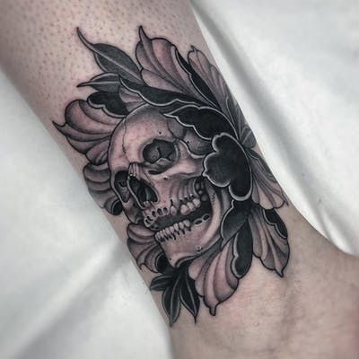 Este en la mano Mano.. Japanese Skull Tattoo, Floral Skull Tattoos, Japanese Skull, Mexican Skull Tattoos, Bull Skull Tattoos, Skull Tattoo Flowers, Tato Dada, Skull With Flowers, New Tattoo Designs