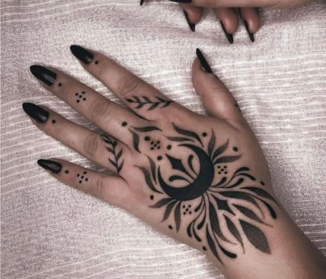 Magical Hands Tattoo, Hand Tattoo Linework, Unique Hand Tattoos Women, Botanical Hand Tattoo, Tattoos Na Mao, Hand Tattoo Words, Flowers Hand Tattoo, Whole Hand Tattoos, Blackwork Hand Tattoo