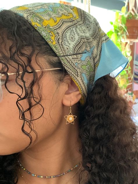 Short Hair Bohemian Style, Curly Hair In Scarf, Curly Hair With Hairband, Curly Hairstyles With Bandanas, Curly Hair With Bandana, Curly Hair Scarf Styles, Curly Hair Bandana, Bandana Curly Hair, Curly Hair Scarf