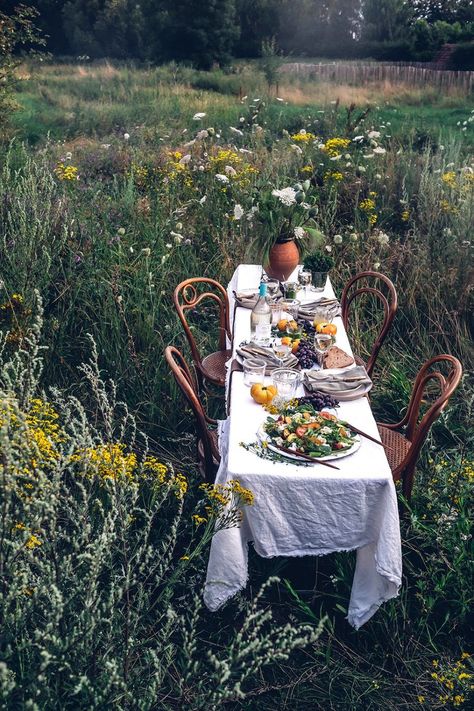 Deco Champetre, Peach Salad, Food Stories, Outdoor Dinner, Summer Gathering, Mesa Exterior, Summer Salads, Garden Lighting, Cottage Core