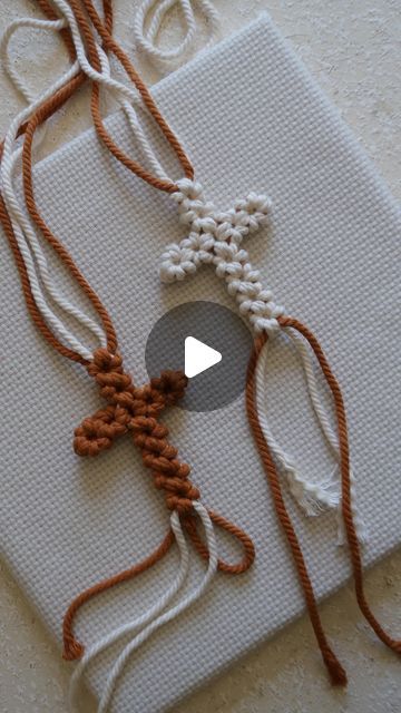 Cool Macrame Projects, Diy Macrame Cross, Macrame Dowel Ideas, Macrame Cross Keychain, Macrame Wall Hanging Patterns Tutorials, Cute Macrame Ideas, Macrame Cross Tutorial, Diy Cross Crafts, Christian Macrame