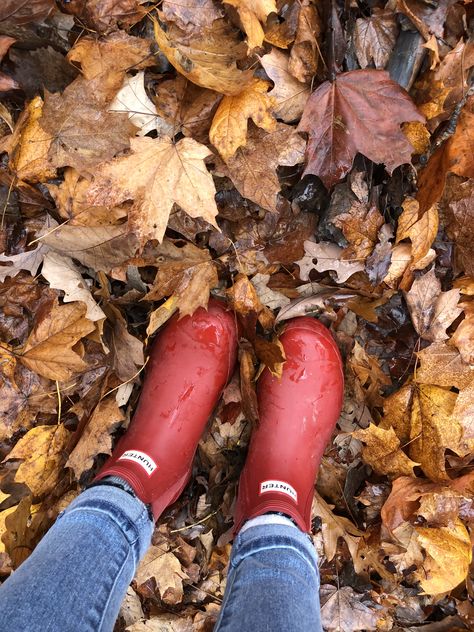 Red hunter boots in crunchy leaves Hunter Play Boots Outfit, Red Hunter Boots Outfit, Hunter Boot Outfit, Red Rain Boots Outfit, Rain Boots Outfit Fall, Hunter Rain Boots Outfit, Hunter Play Boots, Rain Clothes, Red Hunter Rain Boots