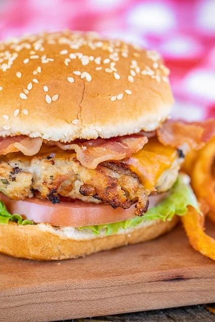 Crack Chicken Burgers - the BEST ground chicken burger EVER!!! We ate these for lunch and dinner the same day. Who knew ground chicken burgers could taste so good?!? Ground chicken, cheddar cheese, bacon, ranch dressing mix. Can make patties ahead of time and refrigerate or freeze for later. These are a new favorite in our house! #chicken #burger #chickenburger #bacon Grilled Meatloaf, Grilled Chicken Burgers, Meatloaf Burgers, Ground Chicken Burgers, Chicken Cheddar, Chicken Ranch Pasta, Chicken Burgers Recipe, How To Cook Burgers, Ground Chicken Recipes