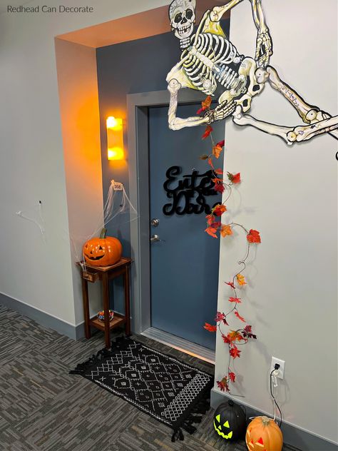 Redhead's Place: Apartment Living Ideas - Redhead Can Decorate Halloween Decorations For Apartments Door, Halloween Decorations For Apartments Balcony, Apartment Halloween Decor Door, Outside Apartment Door Decor, Apartment Front Door Halloween Decor, Halloween Door Decorations Apartment, Fall Apartment Door Decor, Halloween Apartment Decor Balcony, Apartment Porch Halloween Decorations