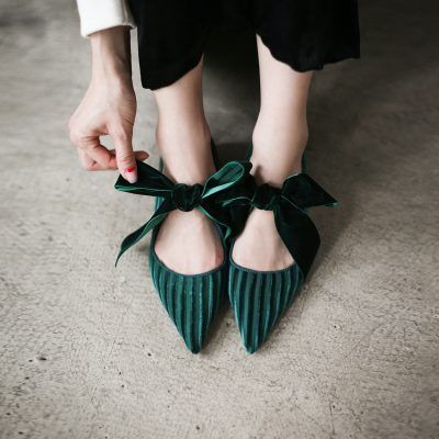 7d6044e95a16761171b130dcb476a43edesc52970328ri Shoes With Bows, Mode Shoes, Block Heel Loafers, Farrah Fawcett, Green Shoes, Pretty Shoes, Heeled Loafers, Heel Pumps, Beautiful Shoes