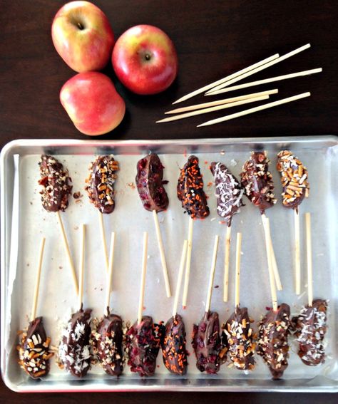 Chocolate Apple Pops are the perfect fall party treat. Mix and match your favorite toppings to make them just to your liking! Thanksgiving Snacks For Kids, Chocolate Apple Pops, Chocolate Apple Slices, Chocolate Covered Apples Slices, Apple Pops, Covered Apples, Chocolate Apple, Chocolate Covered Apples, Thanksgiving Snacks